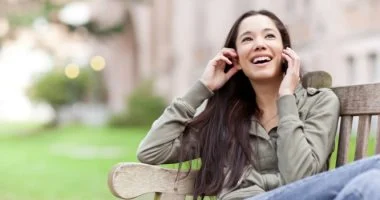 ناشطون بريطانيون: إعلانات وسائل التواصل الاجتماعي "الخادعة" تجذب الشباب إلى المقامرة