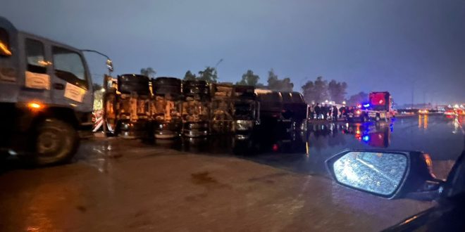 انقلاب صهريج محمل بالنفط الأسود على طريق محمد القاسم