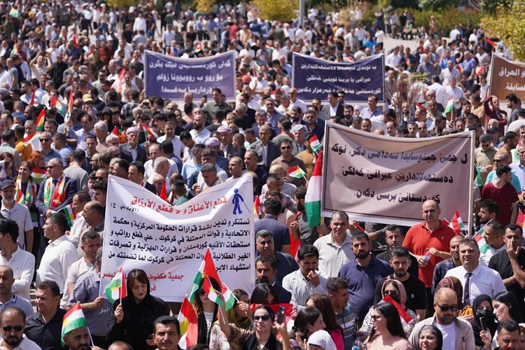 حزب طالباني: موظفو الإقليم دفعوا ضريبة خلافات بغداد وأربيل