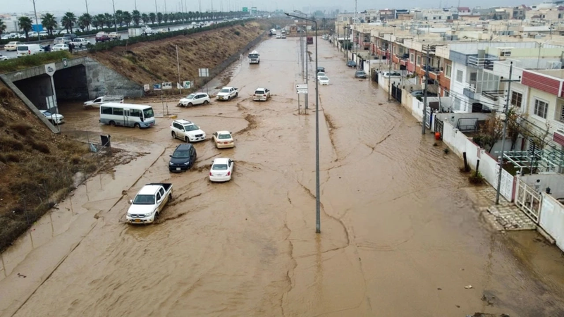 إعادة فتح" شريان الحدود" شرق العراق بعد ساعات على قطعه بسبب السيول