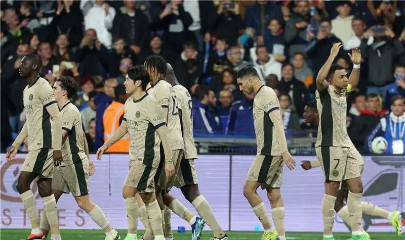 مبابي في الصدارة.. حكيمي بين أعلى 10 رواتب بباريس