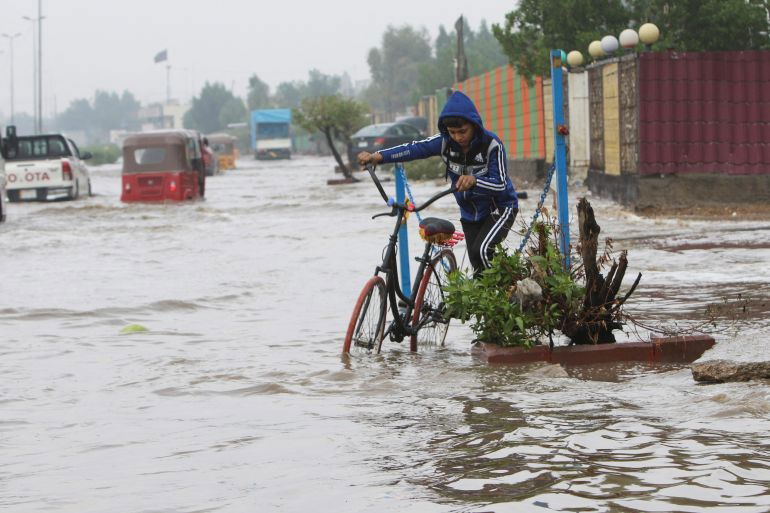 المحافظات والمديريات التي عطلت الدوام الرسمي الإثنين بسبب الأمطار