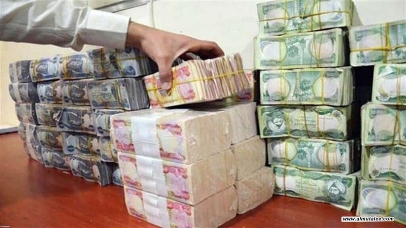 بدء "تنشيف" السيولة من يد العراقيين.. اتلاف "فائض" العملة والإيداع بالمصارف هو الأعلى تاريخيًا