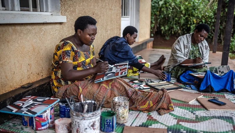 "إيميجونجو".. الإبادة الجماعية تعيد إحياء فن روث البقر في رواندا