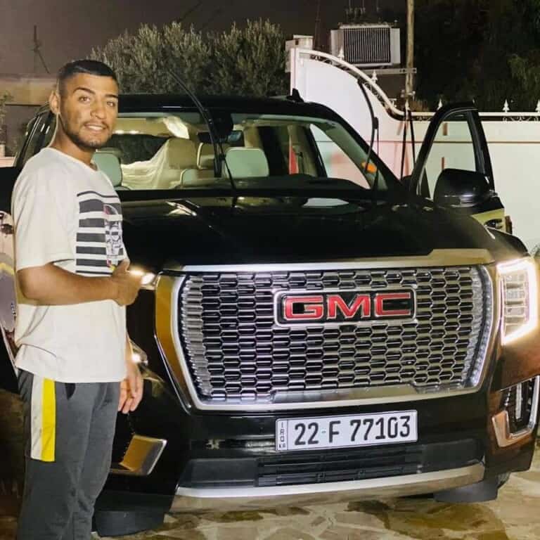 يتقن الإنكليزية ويحلم بمحطة.. شاب كركوكي يواجه البطالة بمشروع متنقل لغسيل السيارات