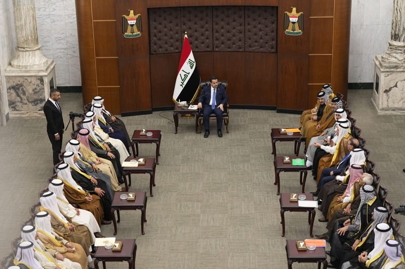 رئيس الوزراء يشدد على إسهام شيوخ العشائر والوجهاء بترشيد المسار السياسي