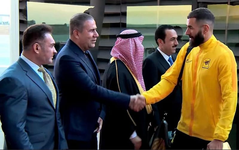 "بعد موسم غير موفق".. بنزيما يفرض "شروطا مستحيلة" للبقاء مع الاتحاد