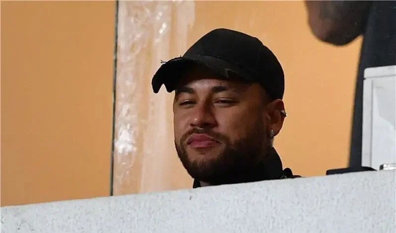 إعلامية برازيلية تسخر من دموع نيمار.. واللاعب يرد