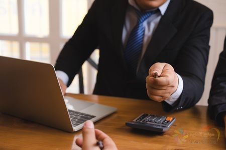 أغرب "لجنة تحقيقية ".. "لايك" يطيح بموظفين في شركة توزيع المنتجات النفطية