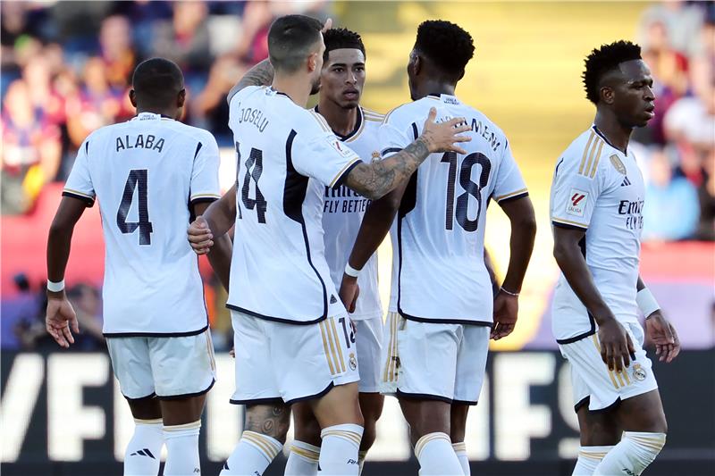 ريال مدريد يستضيف برشلونة في "كلاسيكو" حاسم بالليجا