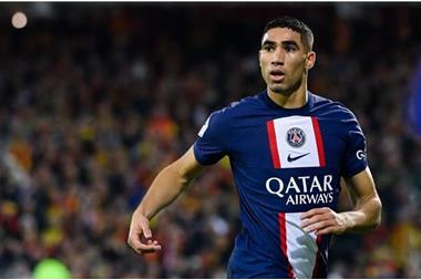 حكيمي يحتفل برسالة ذهبية على شرف برشلونة