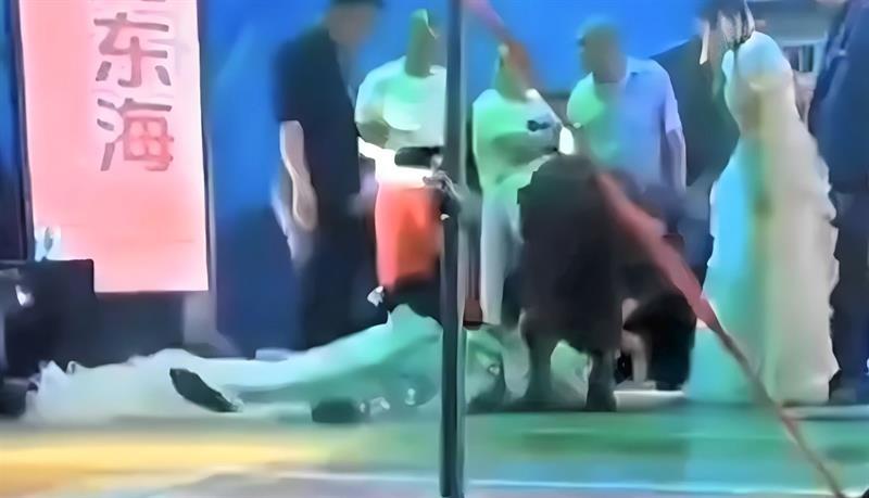 وفاة مطربة شابة بعد تعثرها بفستانها على المسرح