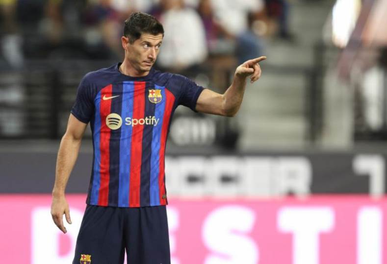 ليفاندوفسكي يحسم الجدل: لن أغادر برشلونة