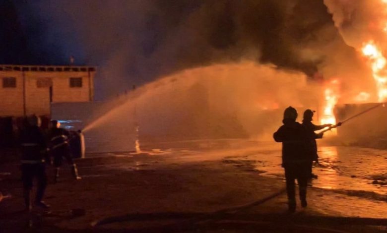 الدفاع المدني تخمد حريقاً اندلع داخل معمل للإسفنج شمال غربي بغداد