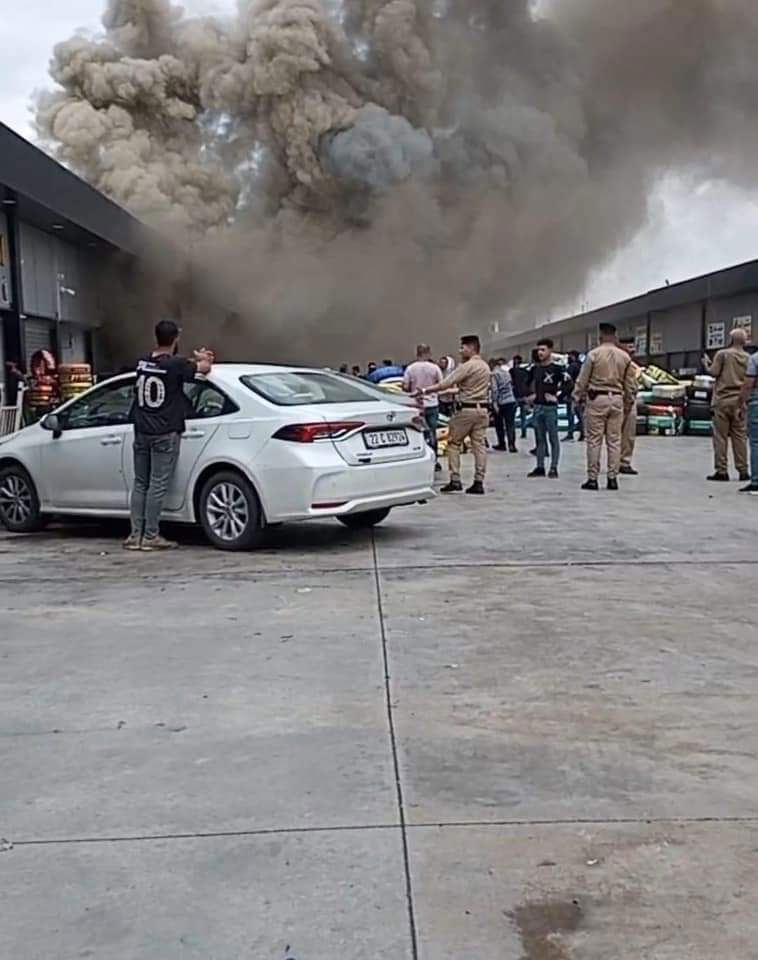 حريق هائل في محال بيع الإطارات بكركوك وفرق الدفاع المدني تتدخل لاخماده