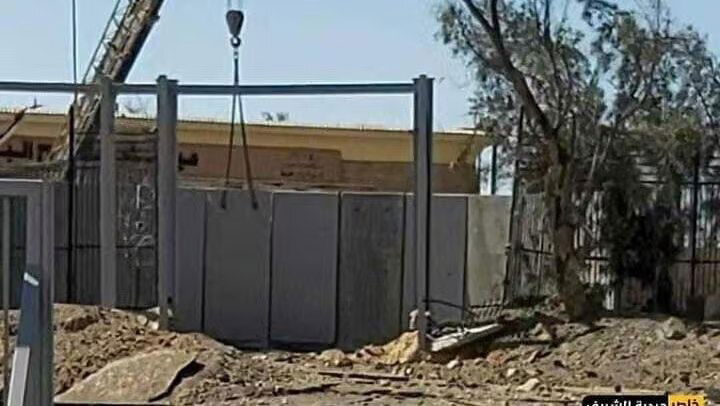 إعلام إسرائيلي: مصر أغلقت معبر رفح بكتل خرسانية