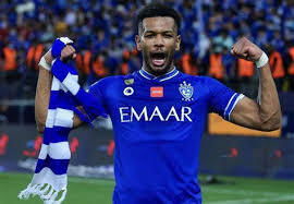 بالصور.. البليهي يصفع لاعب الهلال بعد الكلاسيكو