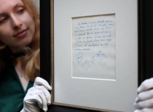 فتح باب المزايدة على منديل تعهد فيه نادي برشلونة بضم ميسي