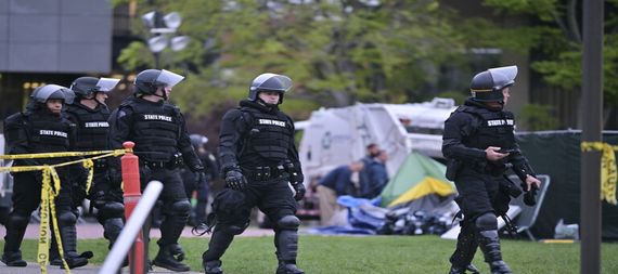 الشرطة الأمريكية تزيل مخيّما مؤيدا لفلسطين وتتحرك لفض احتجاجات أخرى