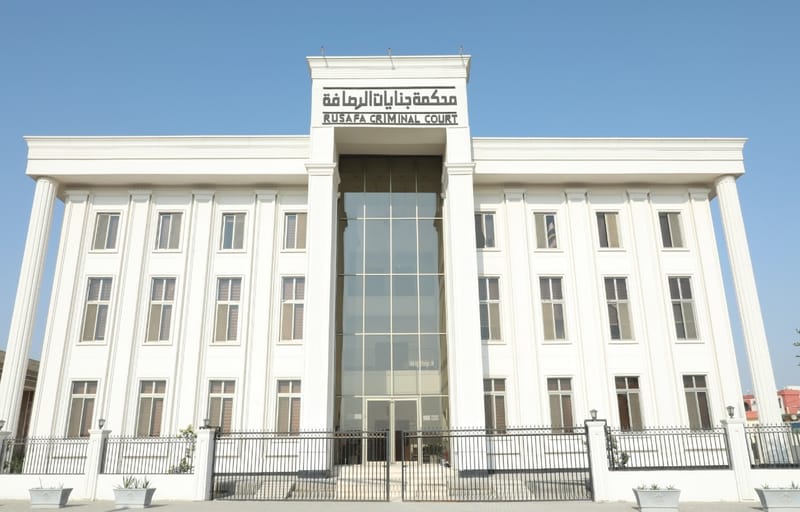 الحبس الشديد بحق مدانين اثنين وعدا مواطنين بالتعيين مقابل مبالغ مالية ببغداد