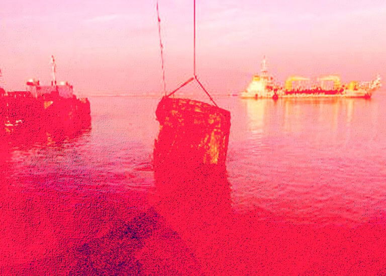 مصدر للتلوث.. «الغوارق» تُعيق الملاحة في المياه العراقية