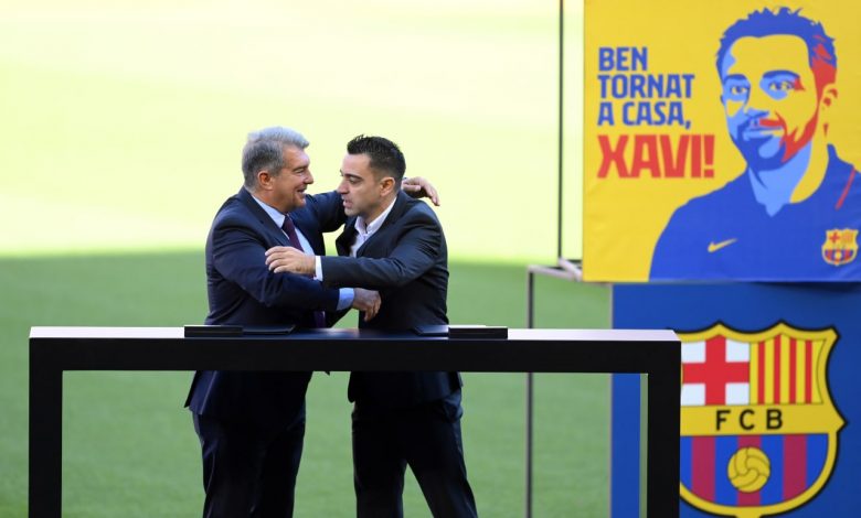 برشلونة يقرر إقالة تشافي من منصبه نهاية الموسم الحالي