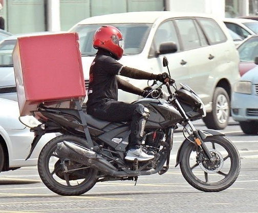 "النافذة" تنشر الضوابط الجديدة للداخلية بشأن دراجات "الدلفري"