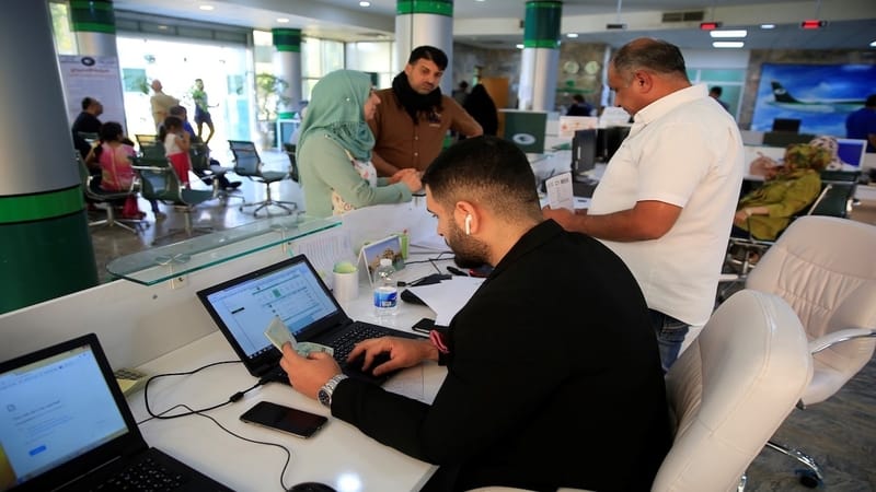 خزينة العراق ترهقها التعيينات غير المدروسة: فك الأسر يكون بهذه الخطوات