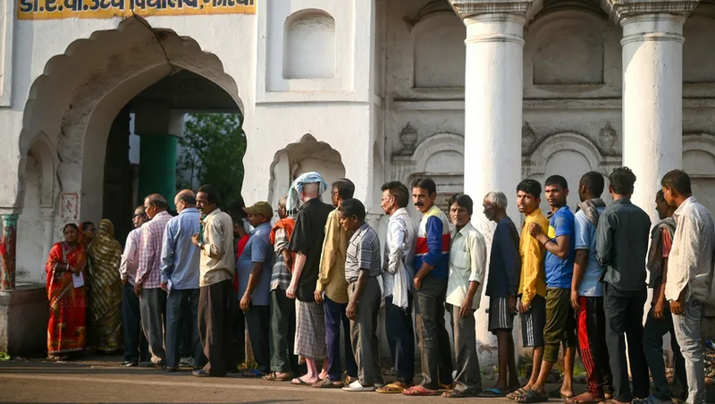 الحر يزاحم المقترعين بأكبر انتخابات في العالم