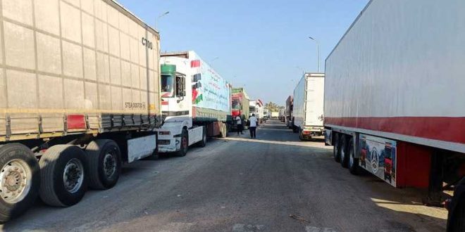 شاحنات المساعدات تدخل قطاع غزة عبر منفذ كرم أبو سالم