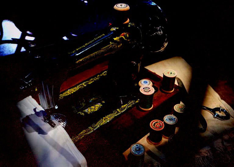 الخياطة المنزلية.. مهنة تواكب الموضة وتقاوم الاندثار