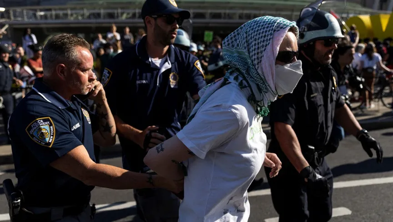 اقتحام متحف شهير في نيويورك دعما لغزة..