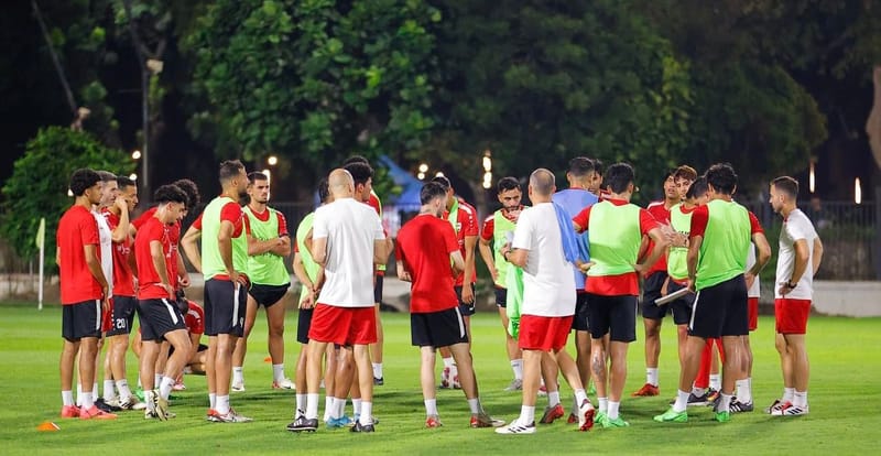 المنتخب العراقي يواصل تدريباته في جاكارتا ويغيّر ملعبه لسوء الارضية