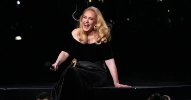 أديل تسب أحد جماهيرها لانتقاده شعار المثليين بعد تهديدها بالقتل