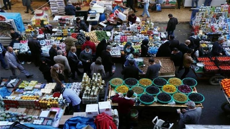 بعد حرمان نحو 200 شركة تجارية من الدولار.. هل "تختفي" بعض السلع من السوق؟