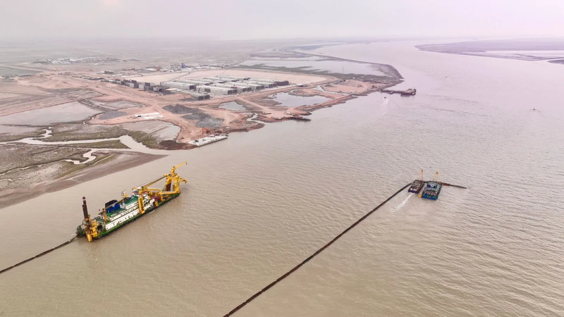 الموانىء تباشر بحفر شق بحري في قناة خور الزبير بعمق (30) متراً