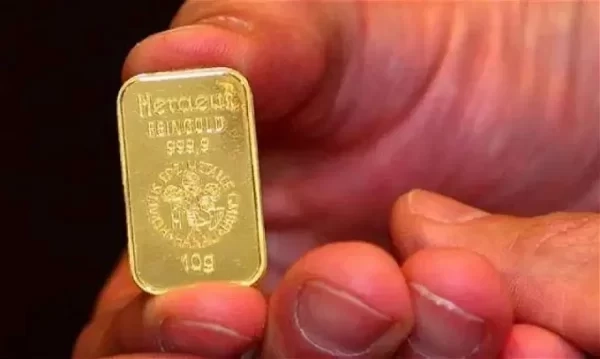 العراقيون يلوذون بـ"سبائك الذهب" بدل الأموال والنظام المصرفي يحتضر