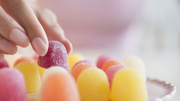 الغذاء والدواء الأمريكية تسحب "علكة وحلوى" شهيرة بعد إصابة 10 أشخاص بنوبات وإدخالهم المستشفى