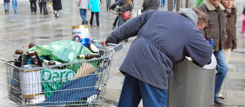 "قمامة" مشجعيّ البطولة الأوروبية مصدر عيش للمتقاعدين الألمان