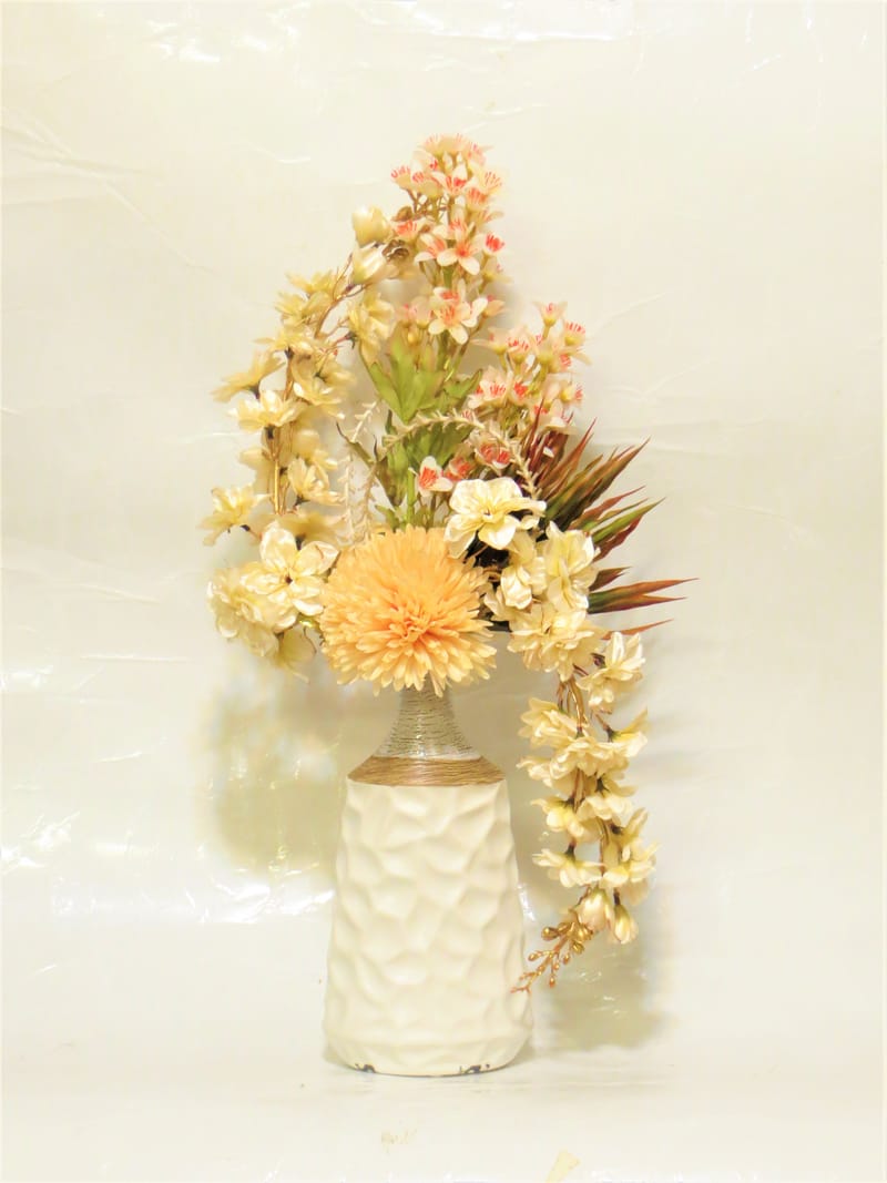 מבחר מרהיב של אגרטלים עם פרחי משי איכותיים