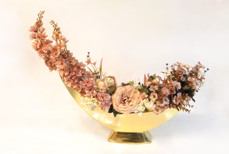 מבחר מרהיב של אגרטלים עם פרחי משי איכותיים