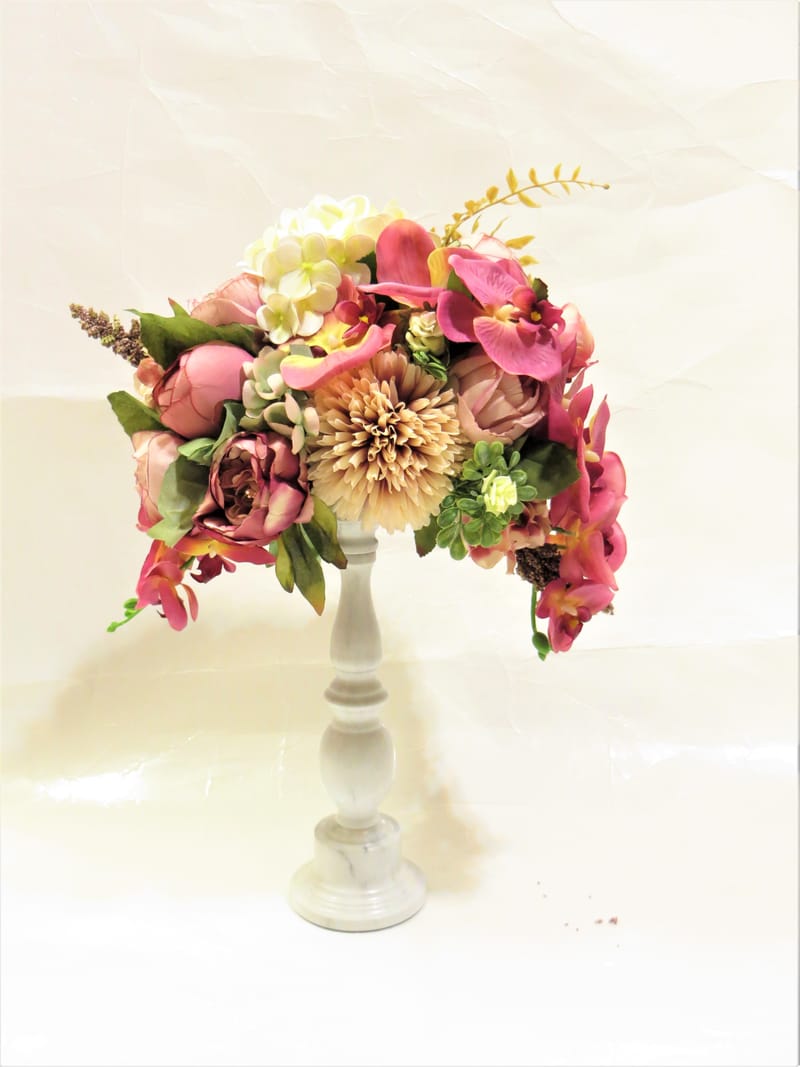 מבחר מרהיב של אגרטלים עם פרחי משי איכותיים