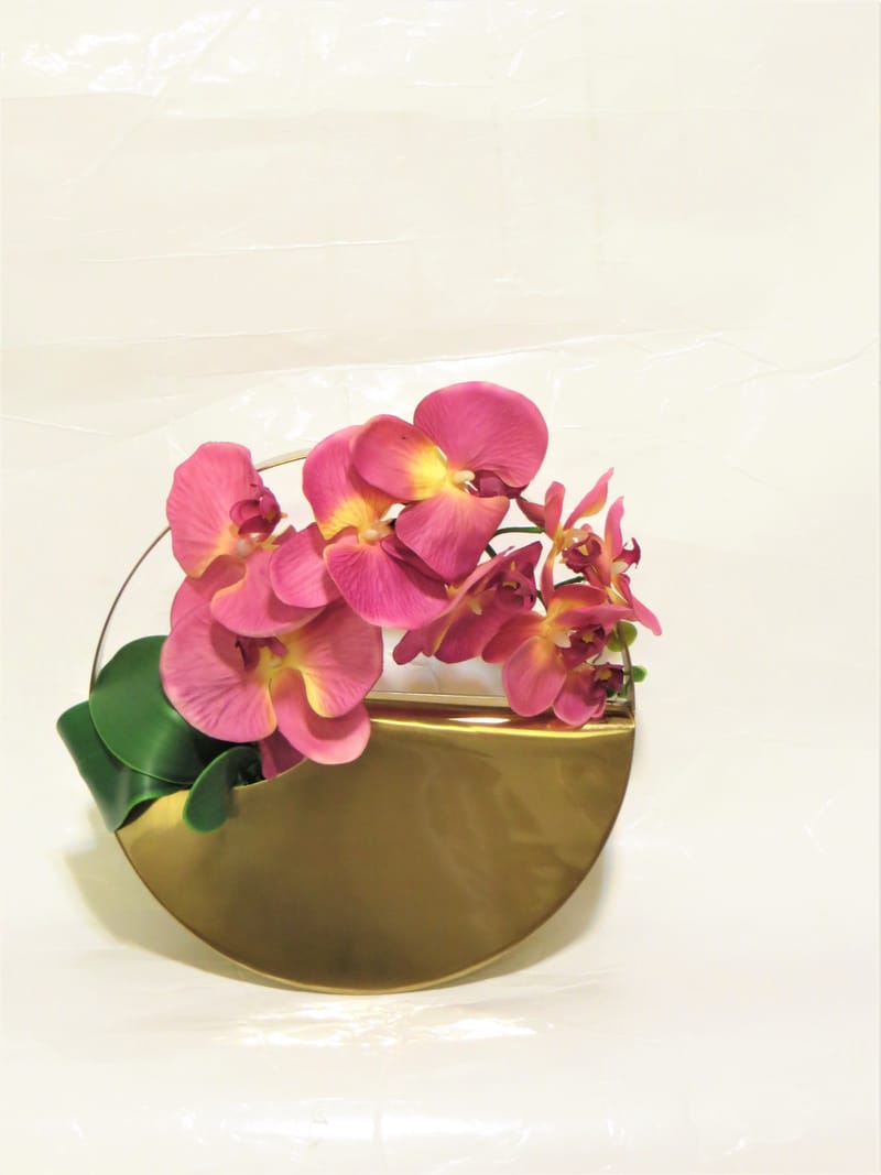 מבחר מרהיב של אגרטלים עם פרחי משי איכותיים