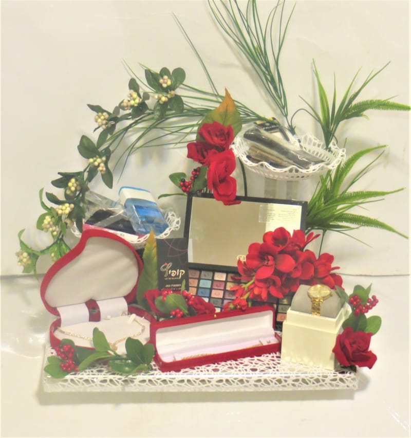 עיצובי תכשיטים בשילוב פרחים 