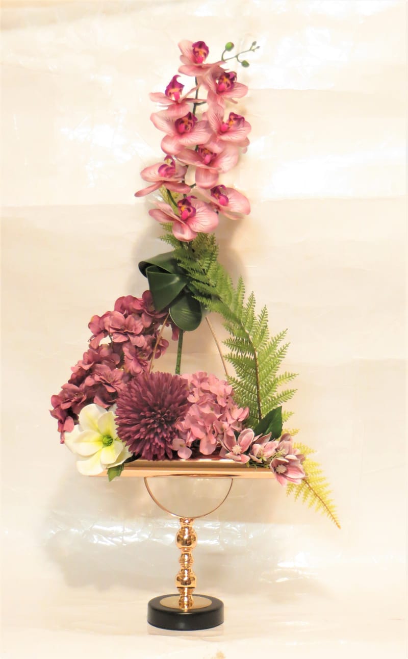 מבחר מרהיב של אגרטלים עם פרחי משי איכותיים