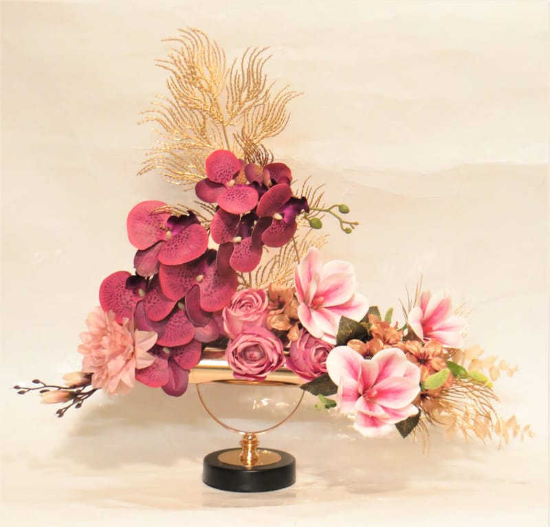 מבחר מרהיב של אגרטלים עם פרחי משי איכותיים