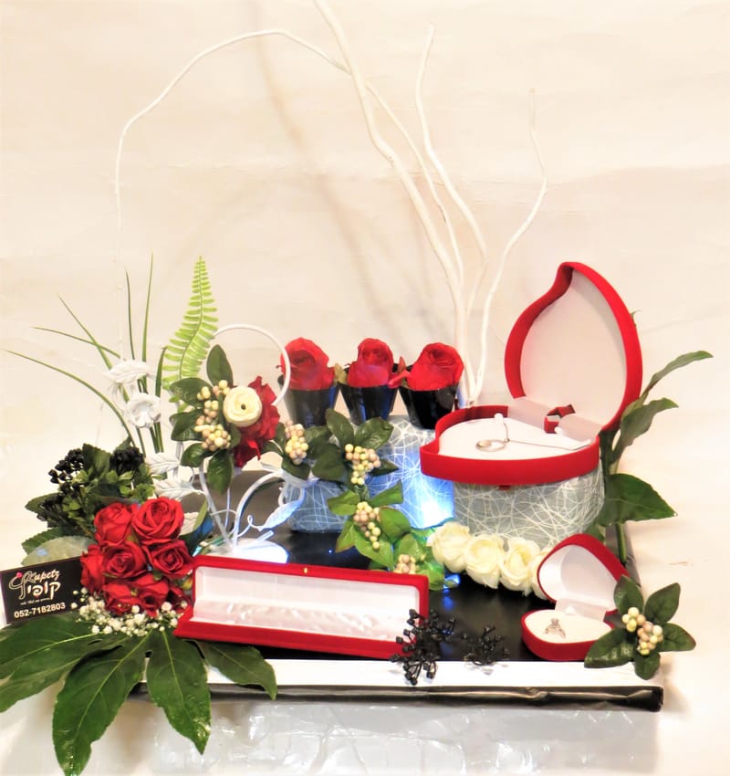 עיצובי תכשיטים בשילוב פרחים 