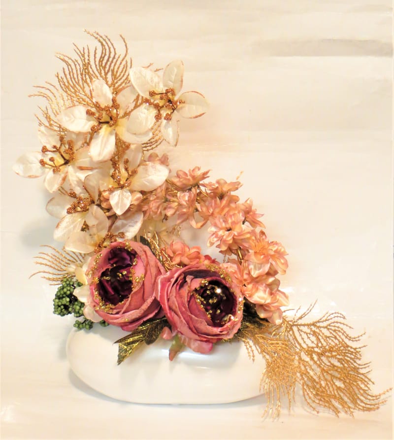 מבחר מרהיב של אגרטלים עם פרחי משי איכותיים