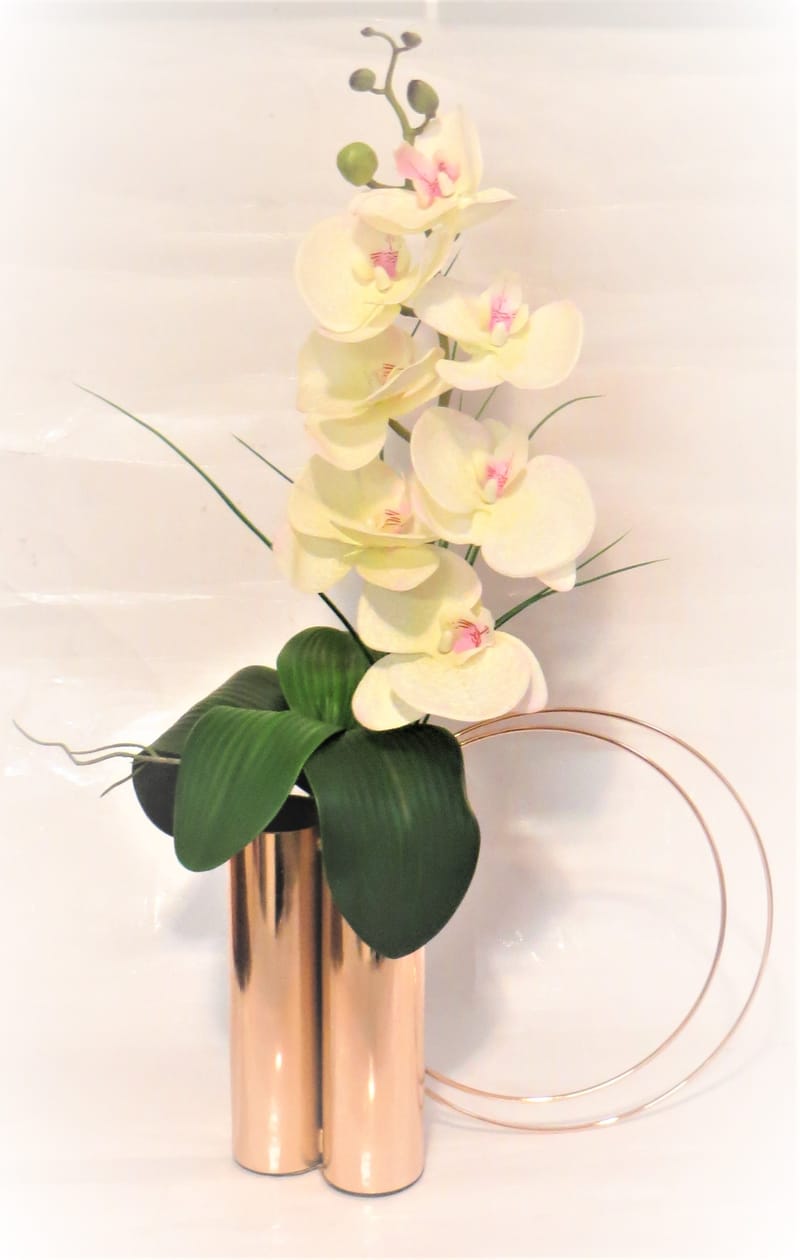 מבחר מרהיב של אגרטלים עם פרחי משי איכותיים