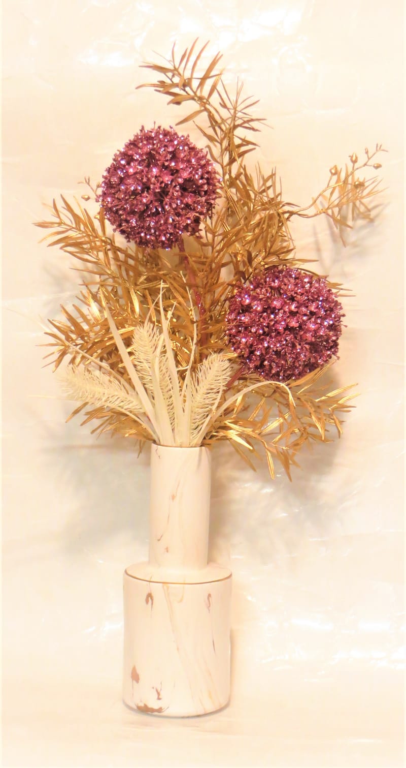 מבחר מרהיב של אגרטלים עם פרחי משי איכותיים